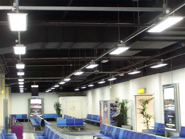 Gli aeroporti britannici sostituiscono le luci tradizionali del pannello LED