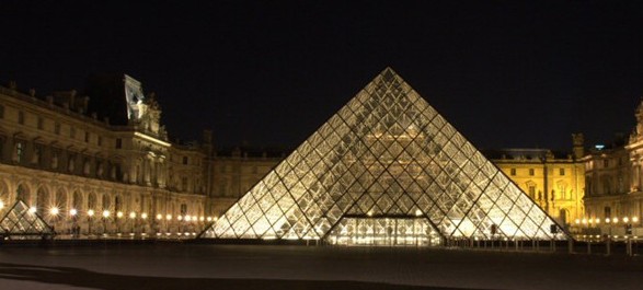 Lampade a LED illuminano la piramide del Louvre