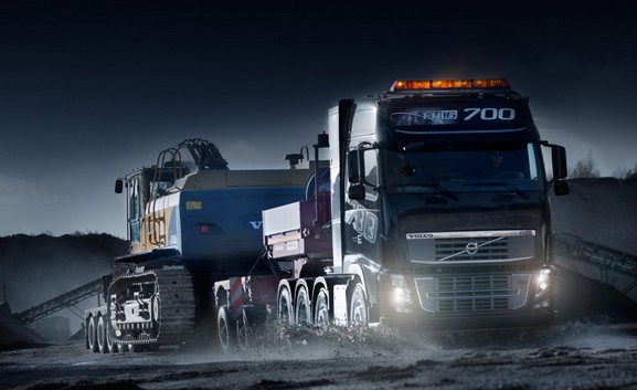 camion Volvo con i fari a LED e illuminazione interna a LED